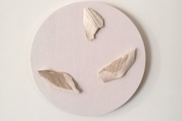 nel-vento,-2021,-gesso-su-legno,-diametro-28-cm