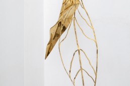 nel-vento-(luce)-2020,-ottone,-116x27x50cm_©-Danilo-Donzelli-Photography